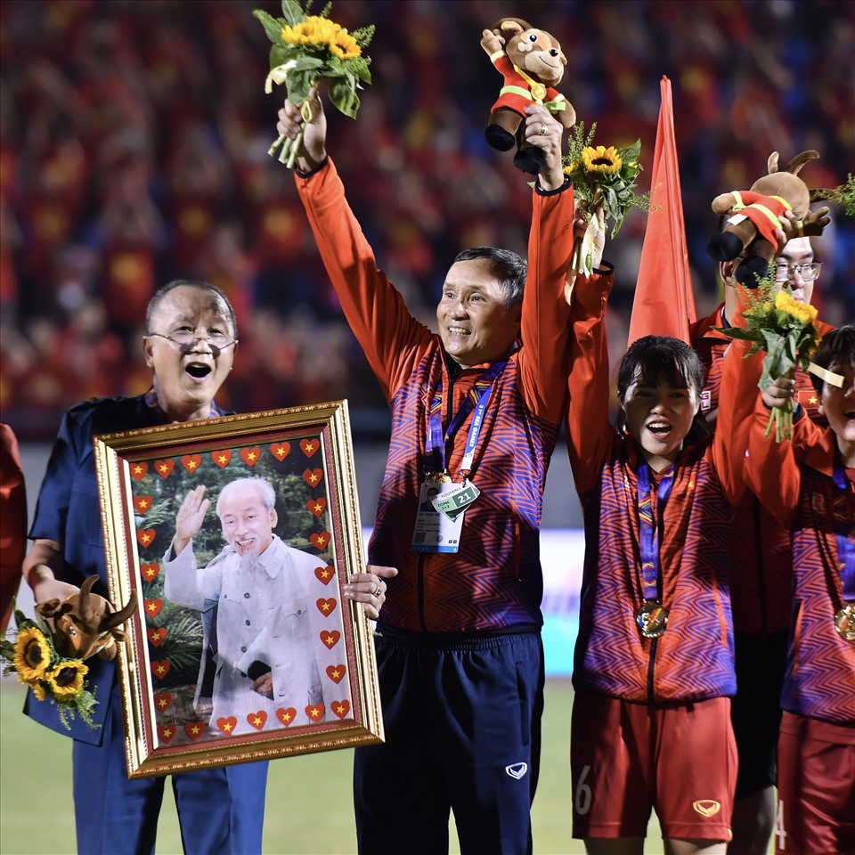 Sau SEA Games 31, nhiều khả năng huấn luyện viên Mai Đức Chung sẽ thôi dẫn dắt đội tuyển nữ Việt Nam. Tấm huy chương vàng SEA Games 31 cũng tiếp thêm động lực cho các cô gái kim cương trước khi bươc vào quá trình chuẩn bị cho vòng chung kết World Cup 2023.