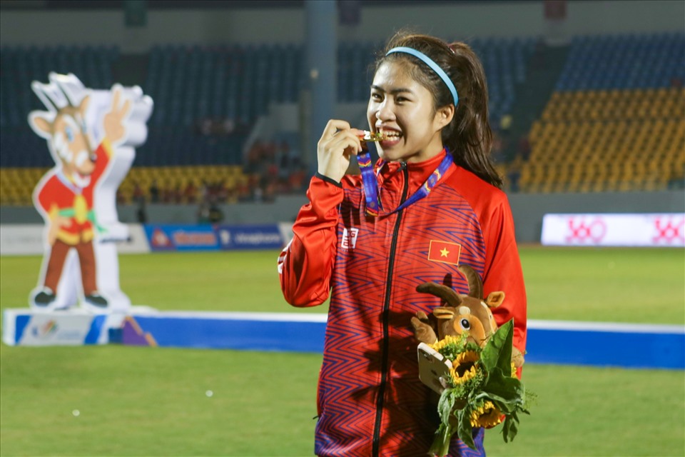 Thanh Nhã duyên dáng tạo kiểu chụp ảnh cùng tấm huy chương vàng. Cô nhận được sự chú ý lớn từ truyền thông và người hâm mộ sau khi trận đấu khép lại.