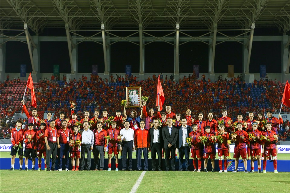 Sau khi trận chung kết khép lại, Liên đoàn bóng đá Việt Nam quyết định thưởng “nóng” đội tuyển nữ Việt Nam số tiền 2 tỉ đồng. Đây là nguồn đông viên to lớn và kịp thời để những “cô gái kim cương” có thể tự tin hướng tới những giải đấu lớn hơn như vòng chung kết World Cup 2023.