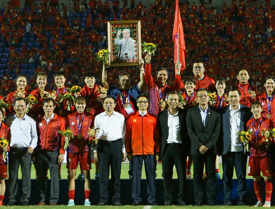 Phó Thủ tướng Vũ Đức Đam trao huy chương cho huấn luyện viên Mai Đức Chung và các học trò. Để động viên tinh thần toàn đội, Liên đoàn bóng đá Việt Nam đã quyết định thưởng “nóng” số tiền 2 tỉ đồng ngay sau khi trận chung kết vừa khép lại.