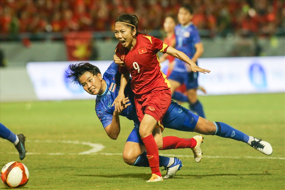Sau bàn mở tỉ số, Huỳnh Như tiếp tục nhận sự “chăm sóc” kỹ từ đối phương. Số 9 của đội tuyển Việt Nam khiến hàng thủ Thái Lan vô cùng vất vả để truy cản.