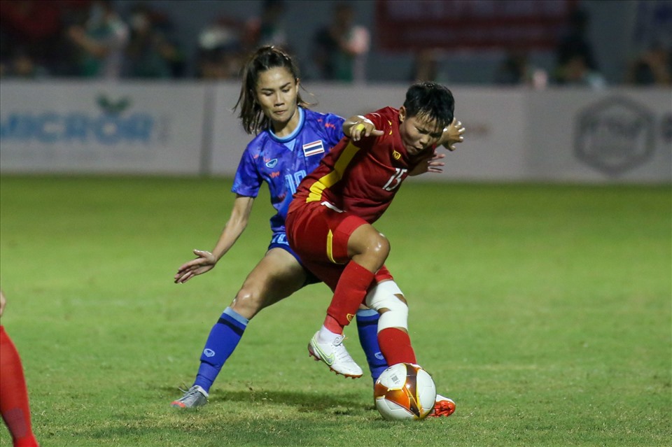 Thái Lan không chủ động triển khai tấn công quá dồn dập. Tuy nhiên, đội bóng xứ “Chùa vàng” vẫn tạo ra không ít cơ hội về phía khung thành của thủ môn Kim Thanh.
