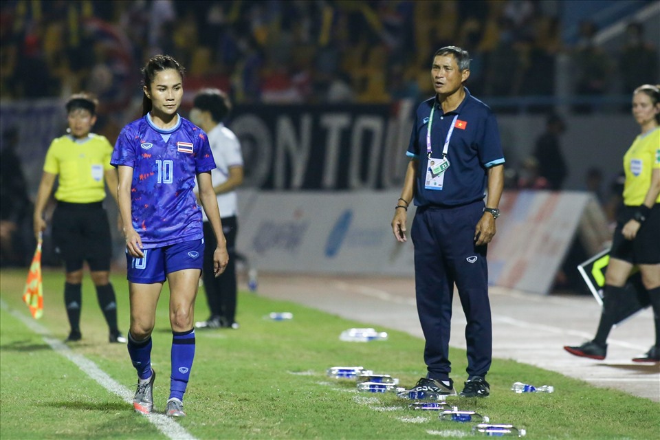 Huấn luyện viên Mai Đức Chung cũng hiểu được ý đồ của đối phương nên chủ động rút các cầu thủ tấn công ra nghỉ để gia cố hàng thủ, bảo toàn thành quả.