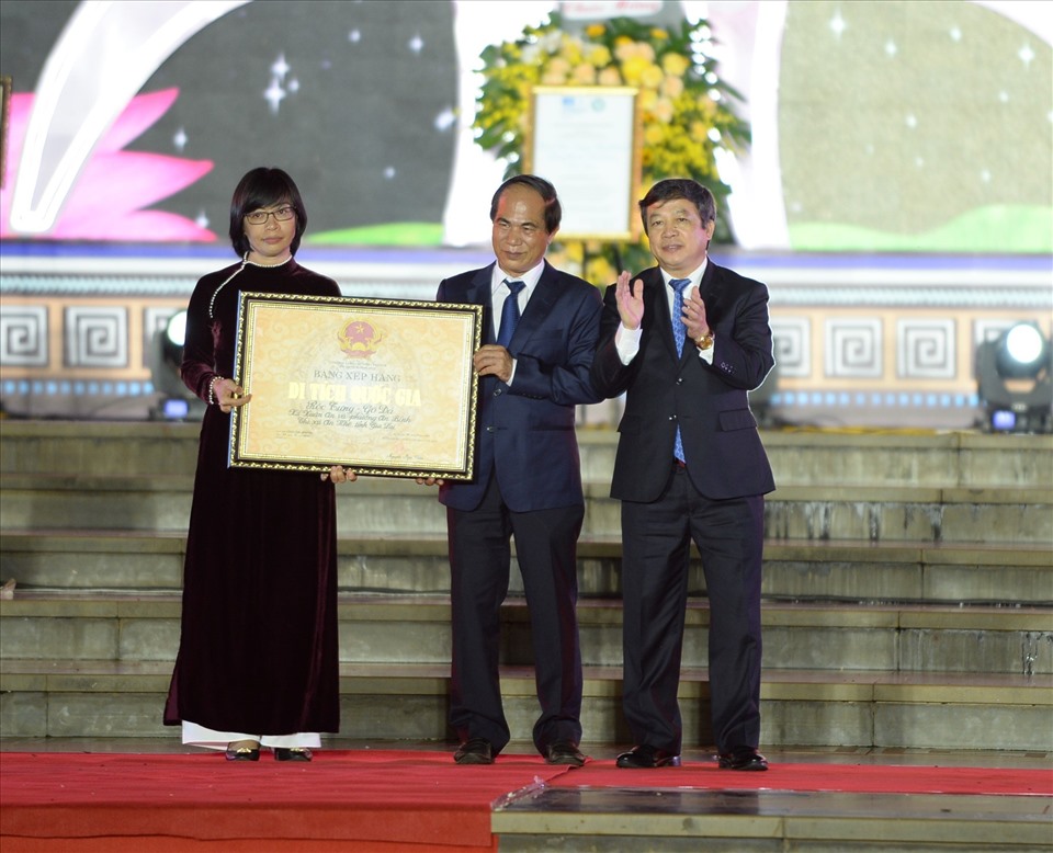 Lãnh đạo tỉnh Gia Lai nhận bằng chứng nhận di tích lịch sử - văn hóa được nâng cấp, xếp hạng. Ảnh T.T
