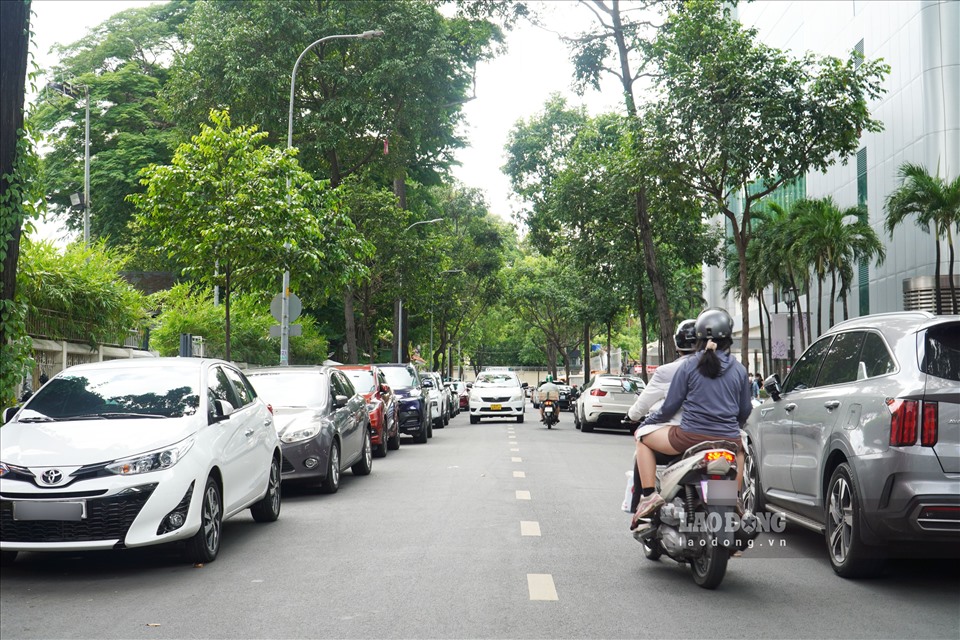 Hàng dài xe ôtô đỗ sai quy định tại tuyến đường Nguyễn Văn Chiêm.
