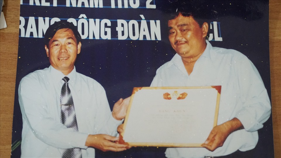 Ông Nguyễn Hữu Lợi trao Bằng khen cho tập thể Văn phòng đại diện Báo Lao Động tại ĐBSCL năm 2002.