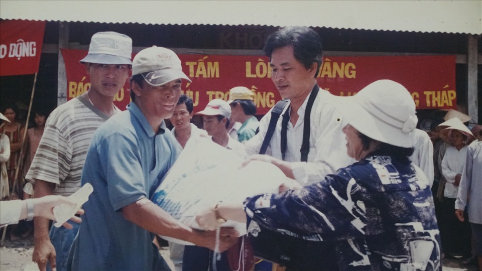 Nhà báo Lê Vũ Tuấn tác nghiệp cứu trợ đồng bào vũng lũ ĐBSCL.