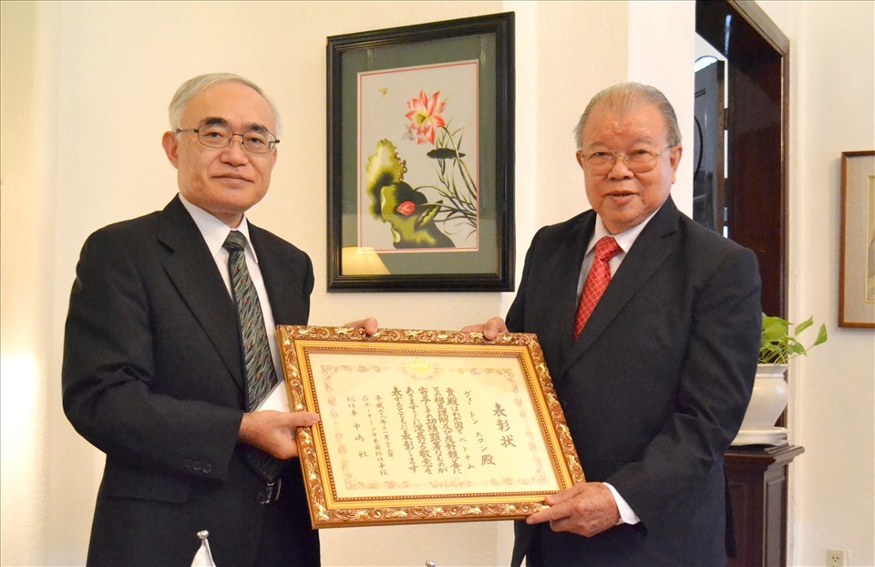 GSTS Võ Tòng Xuân nhận phần thưởng do Tổng lãnh sự Nhật Bản tại TPHCM trao tặng.