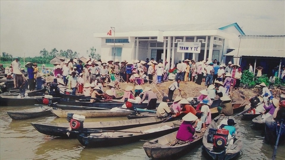 Quỹ Tấm lòng vàng Lao Động cứu trợ đồng bào vùng lũ Đồng Tháp Mười tỉnh Long An năm 2001.