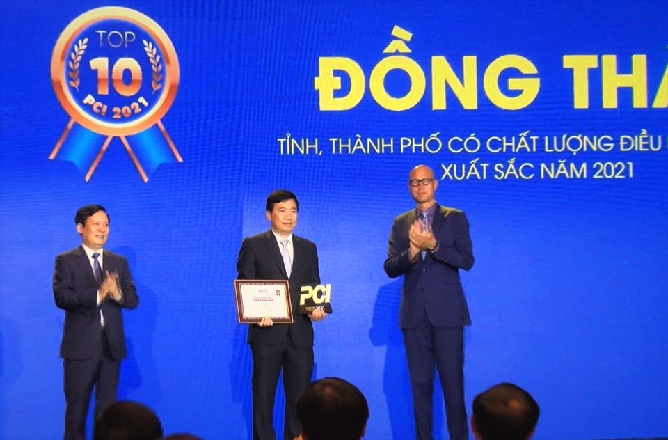 Ông Phạm Thiện Nghĩa nhận phần thưởng Chỉ số năng lực cạnh tranh cấp tỉnh (PCI) năm 2021 dành cho địa phương xuất sắc. Ảnh: VĂN KHƯƠNG