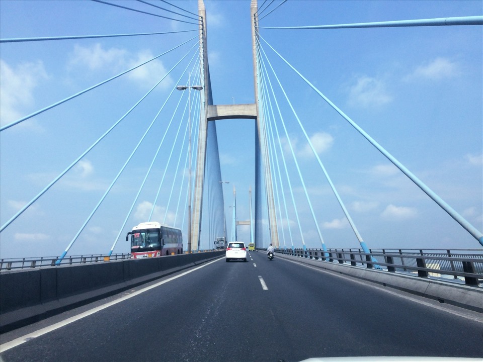 Cầu Mỹ Thuận - cầu dây văng đầu tiên của ĐBSCL trên Quốc lộ 1 bắc qua sông Tiền mở đầu cho kết nối giao thông vùng ĐBSCL.
