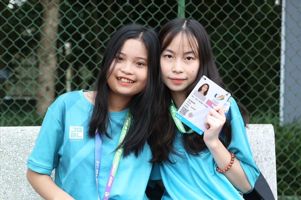 Bạn Phạm Thị Thu Hường (trái) tự hào khi được góp sức vào SEA Games 31. Ảnh: Thanh Vũ