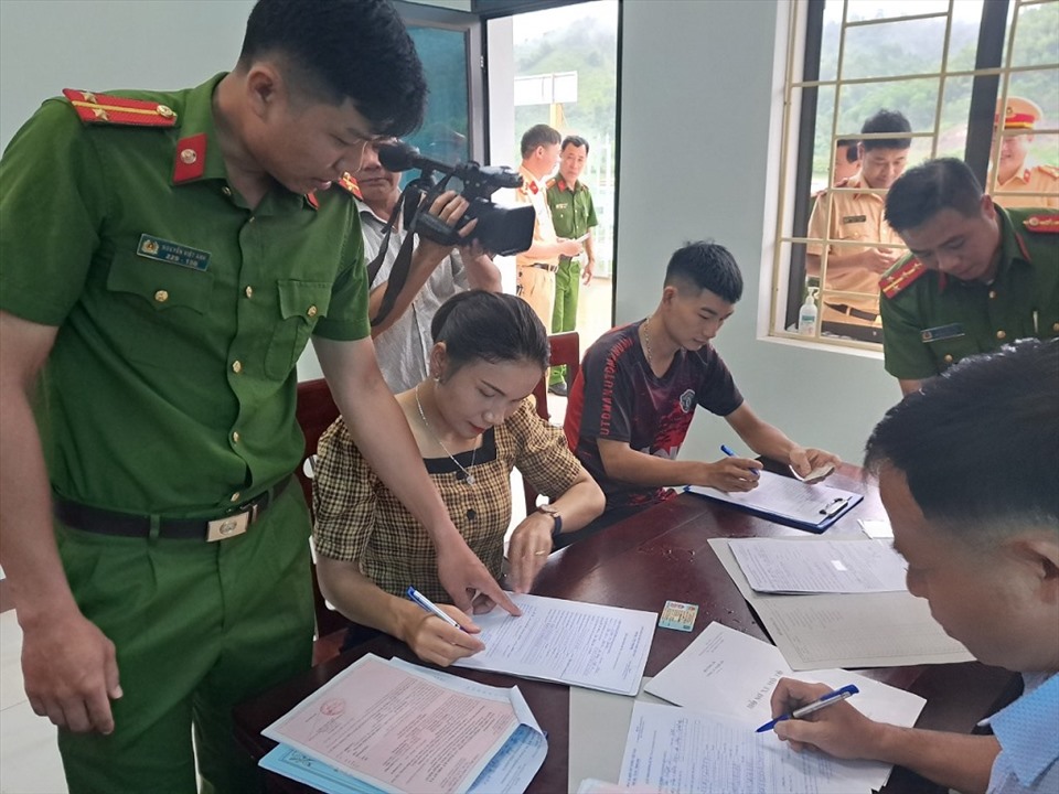 Cán bộ Công an xã Môn Sơn (huyện Đô Lương) hỗ trợ người dân làm thủ tục đăng ký cấp biển số xe. Ảnh: Minh Khuê