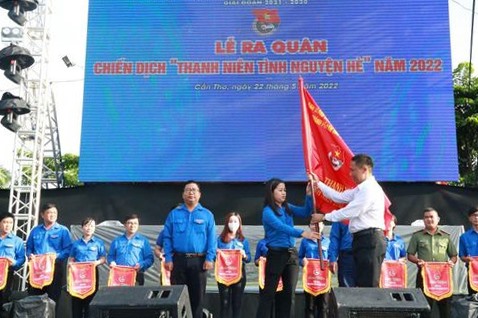Phó Chủ tịch UBND TP. Cần Thơ - Nguyễn Thực Hiện trao cờ cho tuổi trẻ Thanh niên tình nguyện năm 2022.