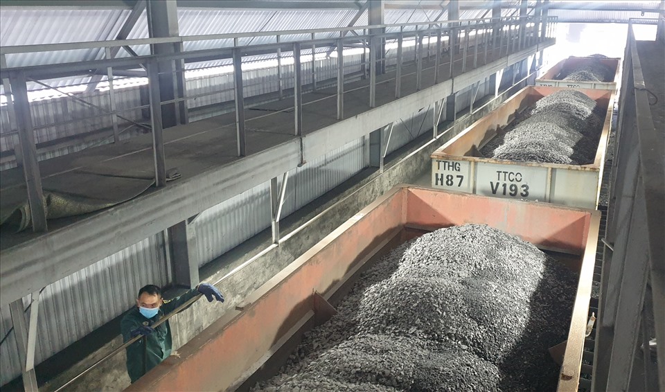 Tàu hỏa vận chuyển đá thải từ Nhà máy tuyển than Cửa Ông vào một phần xưởng của công ty, rồi từ đây rót xuống xe tải để đi tiếp vào bãi đổ thải. Ảnh: Nguyễn Hùng
