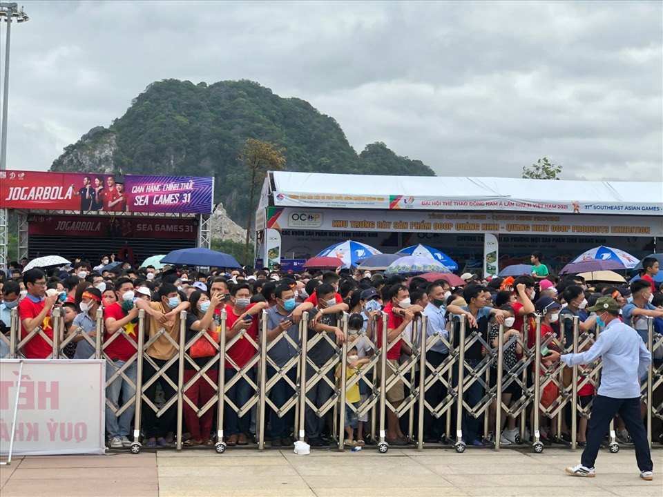 Chiều 22.5, chung kết bóng chuyền nam/nữ SEA Games diễn ra tại Nhà Thi đấu Đại Yên (Quảng Ninh). Sự góp mặt của 2 đội tuyển bóng chuyền Việt Nam ở các trận chung kết tạo ra sức hút rất lớn với người hâm mộ.