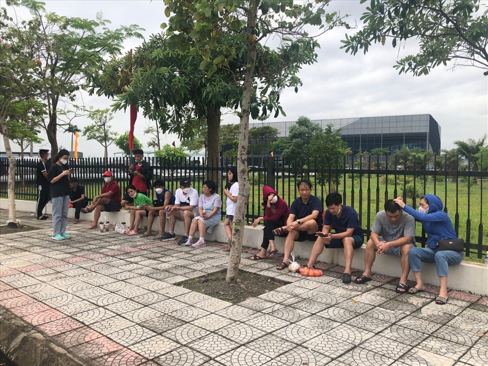 Có rất nhiều người hâm mộ phải ngồi chờ từ rất sớm ở cổng Nhà Thi đấu nhưng không thể vào xem các đội tuyển bóng chuyền Việt Nam thi đấu.