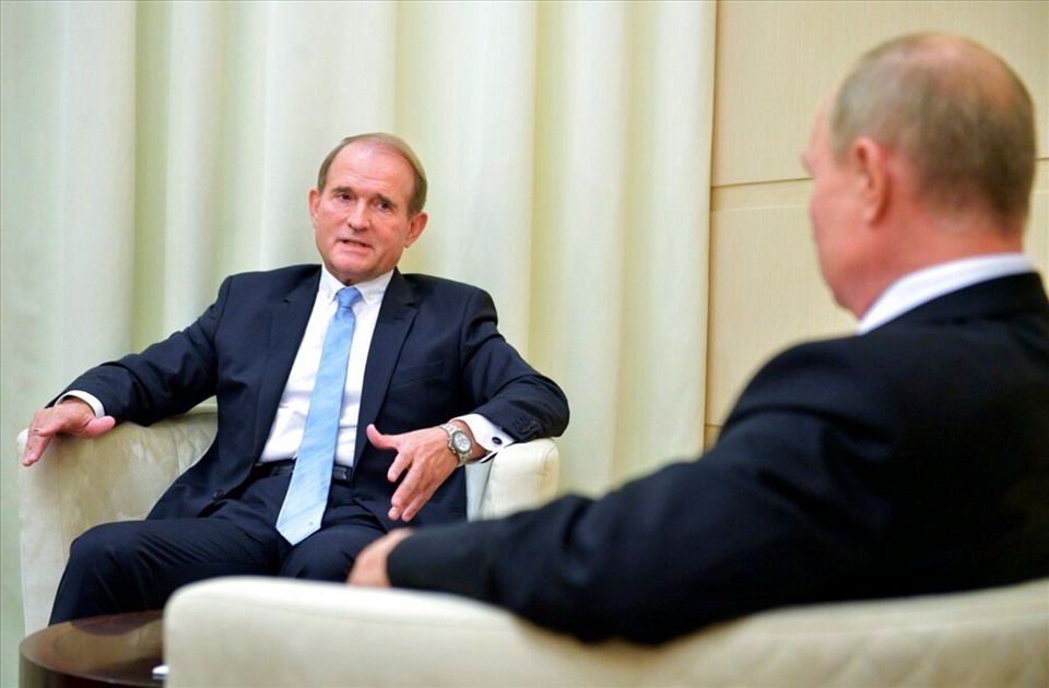 Ông Viktor Medvedchuk (trái) trao đổi với Tổng thống Vladimir Putin trong một cuộc gặp ở Mátxcơva năm 2020. Ảnh: AP