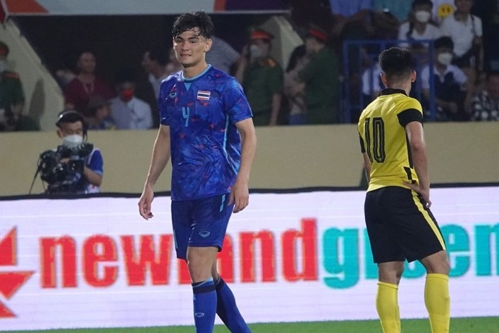 Trung vệ Jonathan Khemdee: Cầu thủ đang thi đấu tại Đan Mạch đã nhận thẻ đỏ ở trận đấu đầu tiên của U23 Thái Lan, khiến đội đánh mất lợi thế và thua U23 Malaysia. Sau khi trở lại, anh tiếp tục được tin dùng nhờ lối chơi đầu óc, phán đoán rất tốt.