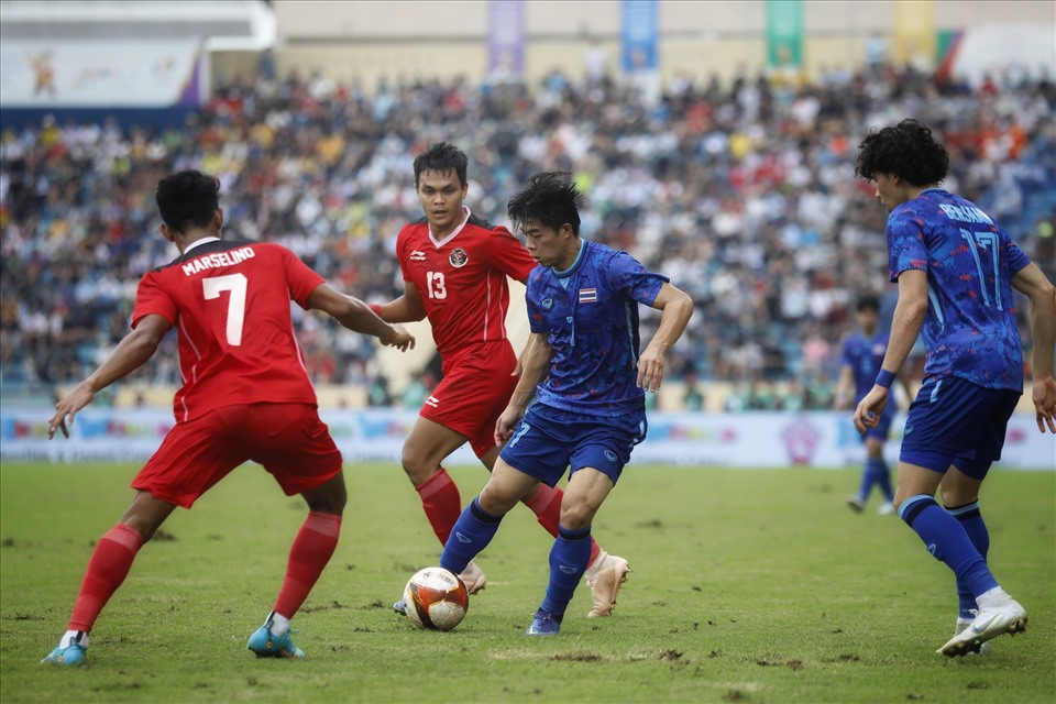 Tiền vệ tấn công Ekanit Panya: Cầu thủ có chiều cao 1,68m này được xem là người kế tục Chanathip Songkrasin ở tuyển quốc gia Thái Lan. Anh đã lập cú hat-trick ở trận thắng U23 Singapore 5-0. Ekanit có kỹ thuật cá nhân khéo léo, chơi bóng sáng tạo và thông minh.