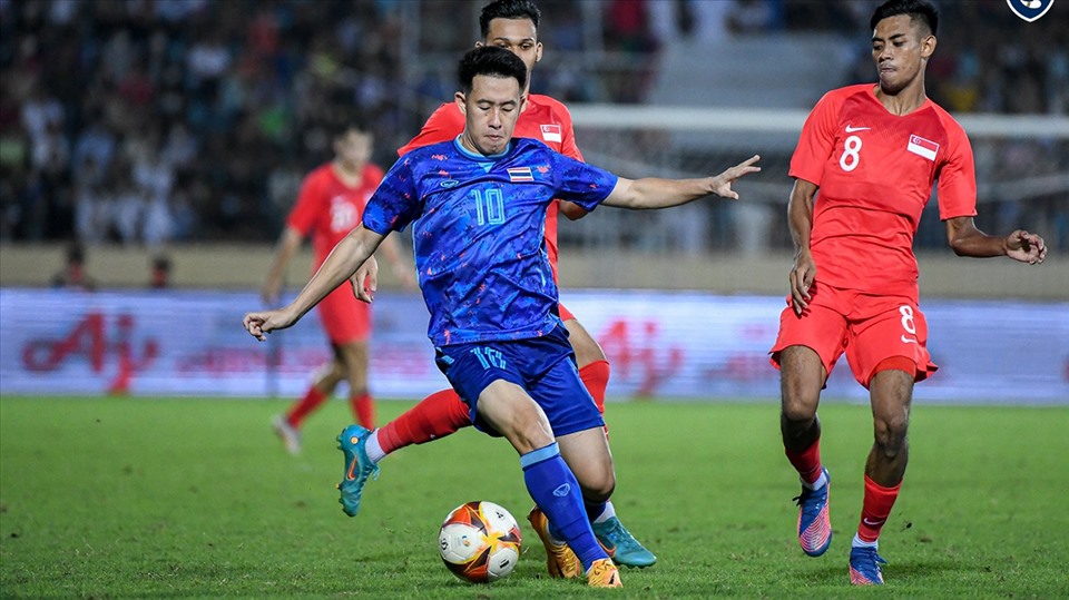 Worachit Kanitsribampen: Cùng Kawin và Weerathep, Worachi là gương mặt trên 23 tuổi, bổ sung kinh nghiệm cho các đồng đội trẻ. Worachit cũng là thành viên của tuyển Thái Lan vô địch AFF Cup 2020. Từ đầu SEA Games, tiền vệ này đã ghi 1 bàn.