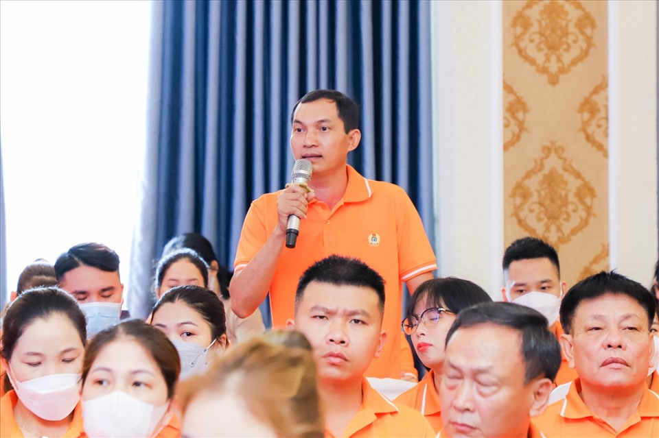 Công nhân lao động phát biểu, nêu kiến nghị với Chủ tịch UBND tỉnh Nghệ An. Ảnh: QĐ