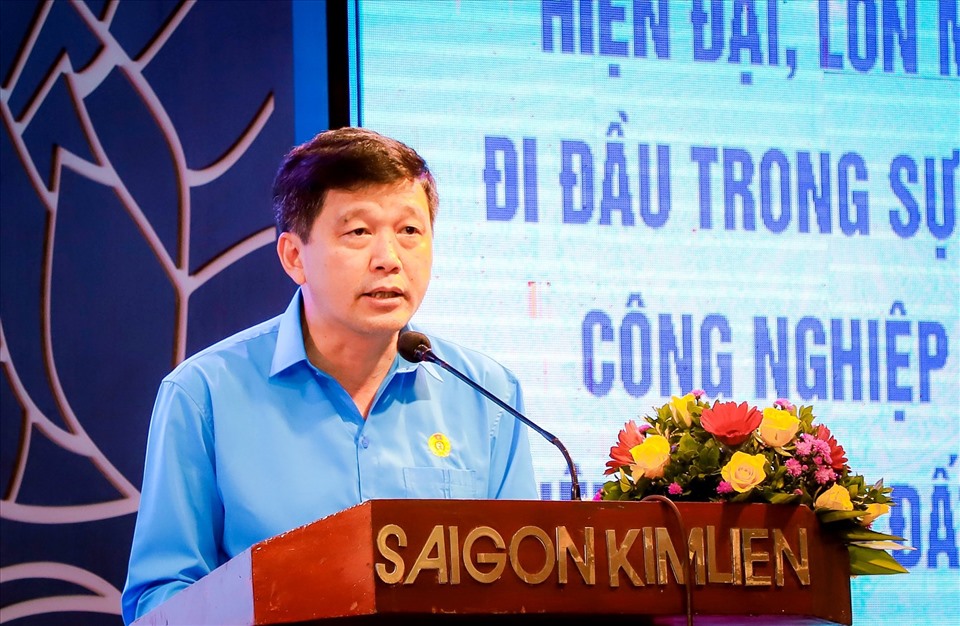Chủ tịch LĐLĐ tỉnh Nghệ An Kha Văn Tám phát biểu tại hội nghị. Ảnh: QĐ