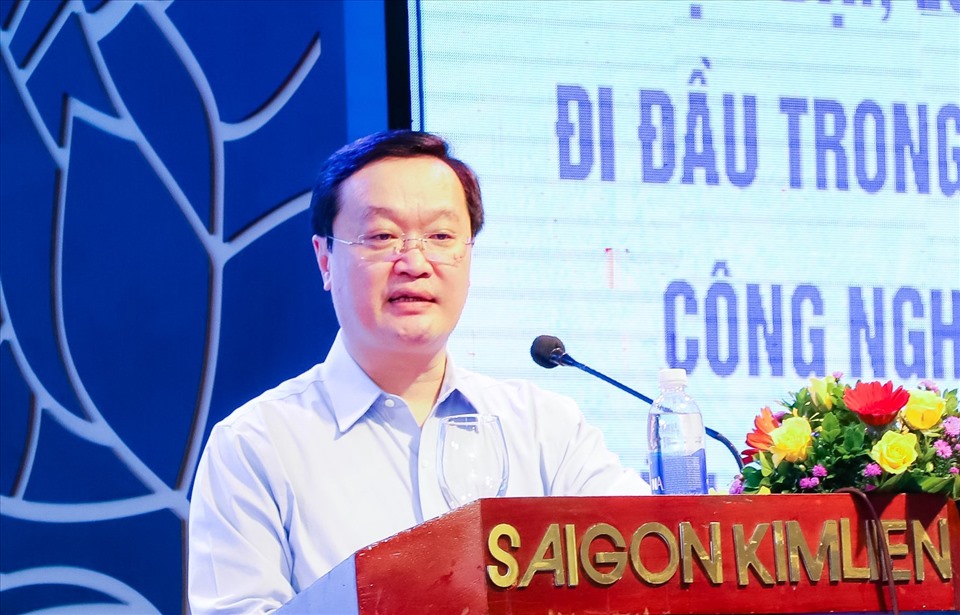 Chủ tịch UBND tỉnh Nghệ An Nguyễn Đức Trung trao đổi, trả lời các kiến nghị của công nhân lao động. Ảnh: QĐ