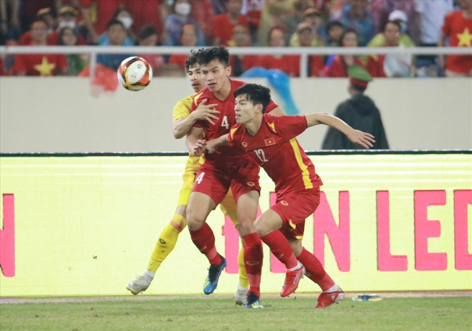 Các hậu vệ U23 Việt Nam đang phải vất vả cản phá những đợt tấn công của U23 Thái Lan. Ảnh: Hải Nguyễn