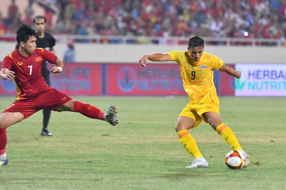 U23 Thái Lan quyết tâm ghi bàn vào lưới U23 Việt Nam. Ảnh: Minh Hiếu