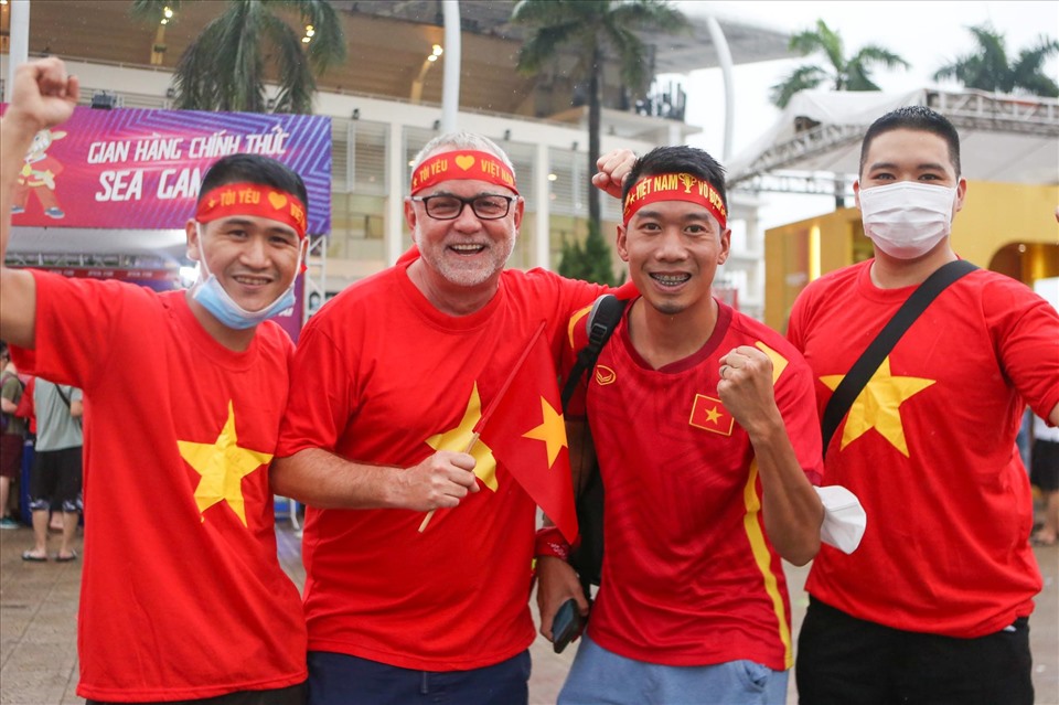 Các khán giả đến cổ vũ cho đội tuyển U23 Việt Nam trong trận chung kết môn bóng đá nam SEA Games 31. Ảnh: Thanh Vũ