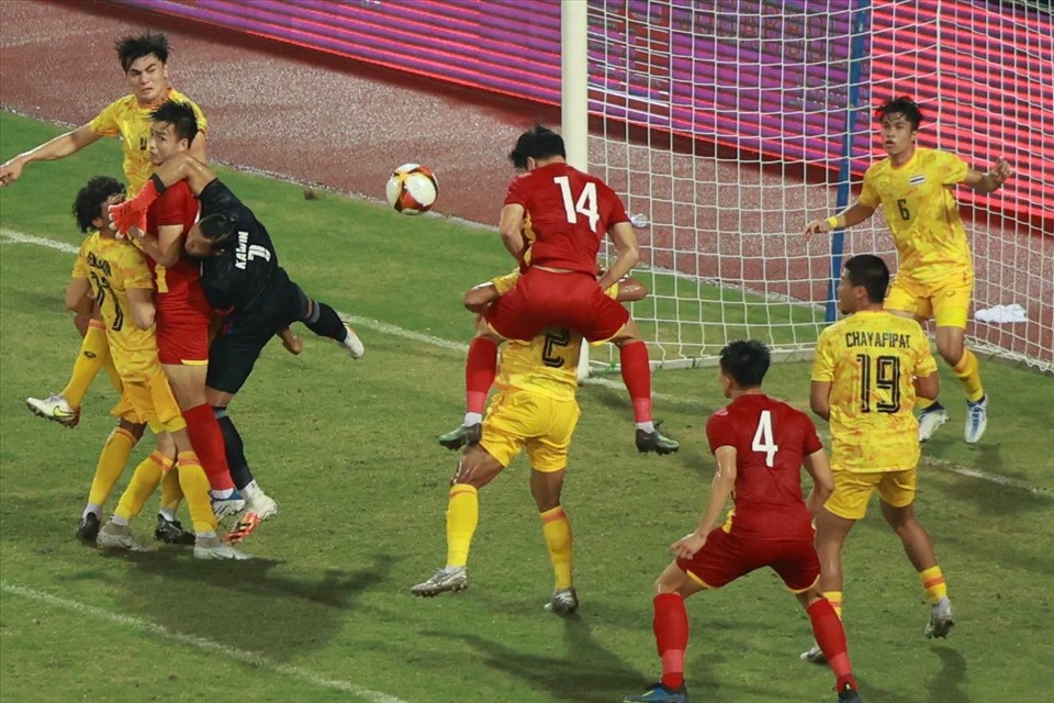 U23 Việt Nam tập rất kỹ những tình huống cố định, nên những cú đá phạt hoặc phạt góc của đội đều rất nguy hiểm. Ảnh: Hải Nguyễn