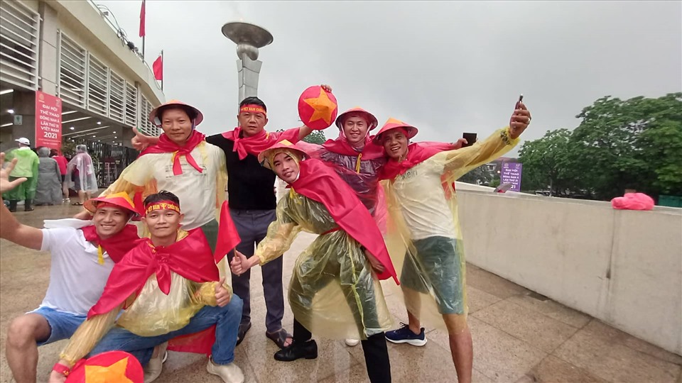 t nhóm cổ động viên từ TPHCM và Bình Định bay ra Hà Nội để xem trận chung kết. Ảnh: Nguyễn Đăng