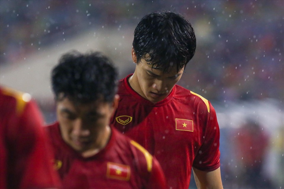 U23 Việt Nam khởi động trong thời tiết xấu, mưa trên sân Mỹ Đình ngày càng nặng hạt. Ảnh Thanh Vũ