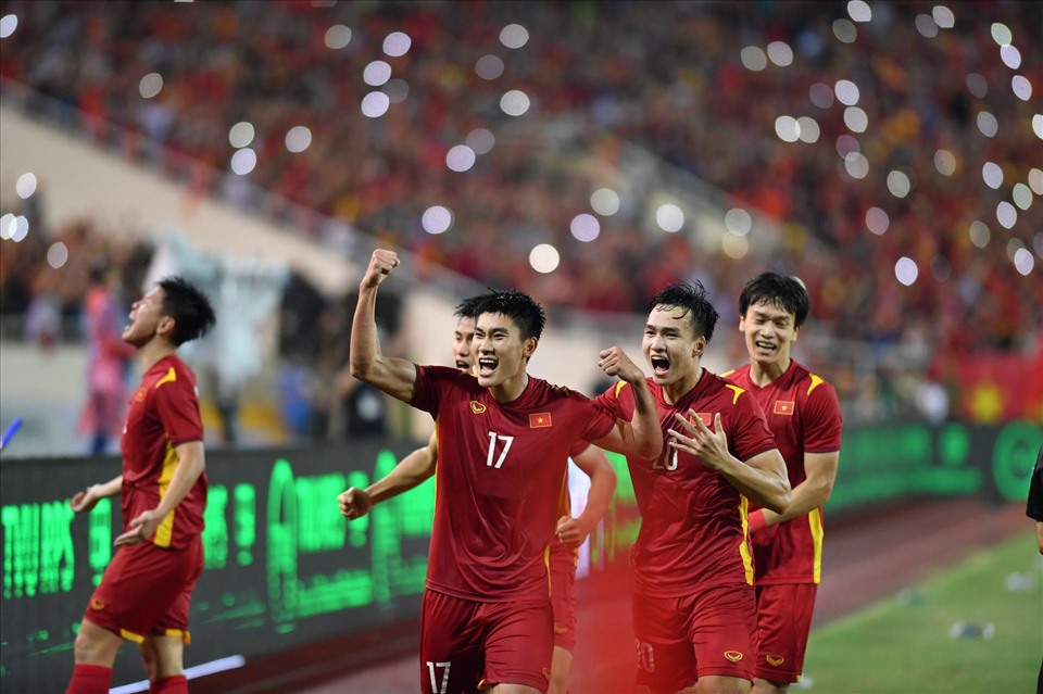 Nhâm Mạnh Dũng ghi bàn giúp U23 Việt Nam dẫn U23 Thái Lan 1-0.