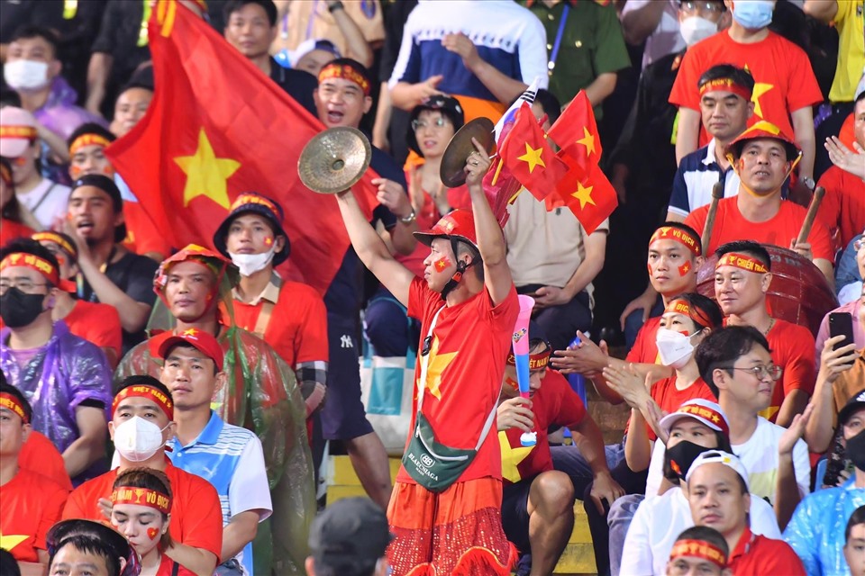 Các cổ động viên đang cổ vũ nhiệt tình cho U23 Việt Nam. Ảnh: Minh Hiếu