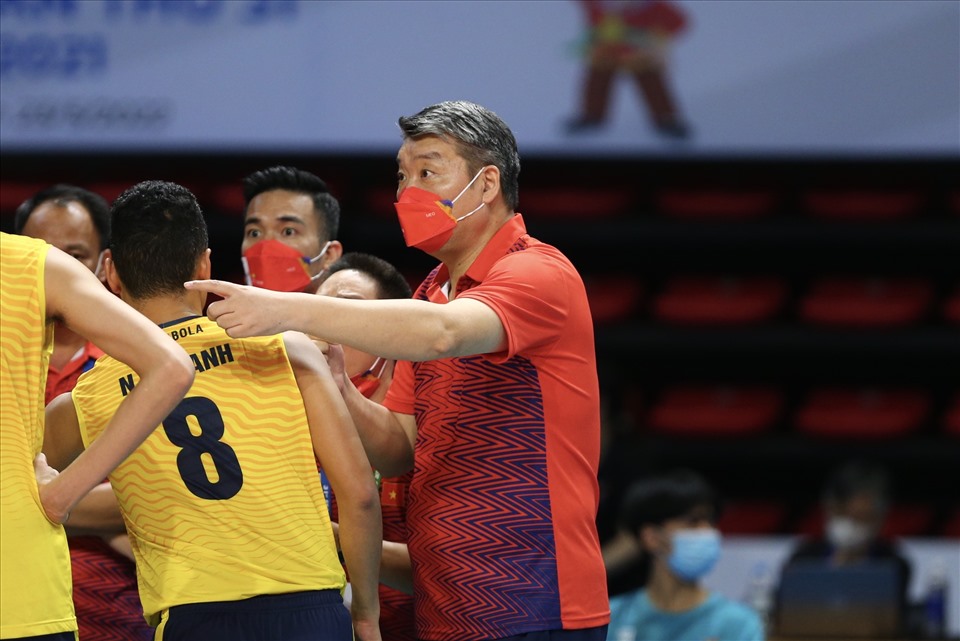 Huấn luyện viên Li Huan Ning có thể sẽ thôi dẫn dắt tuyển bóng chuyền nam Việt Nam sau SEA Games 31. Ảnh: H.H
