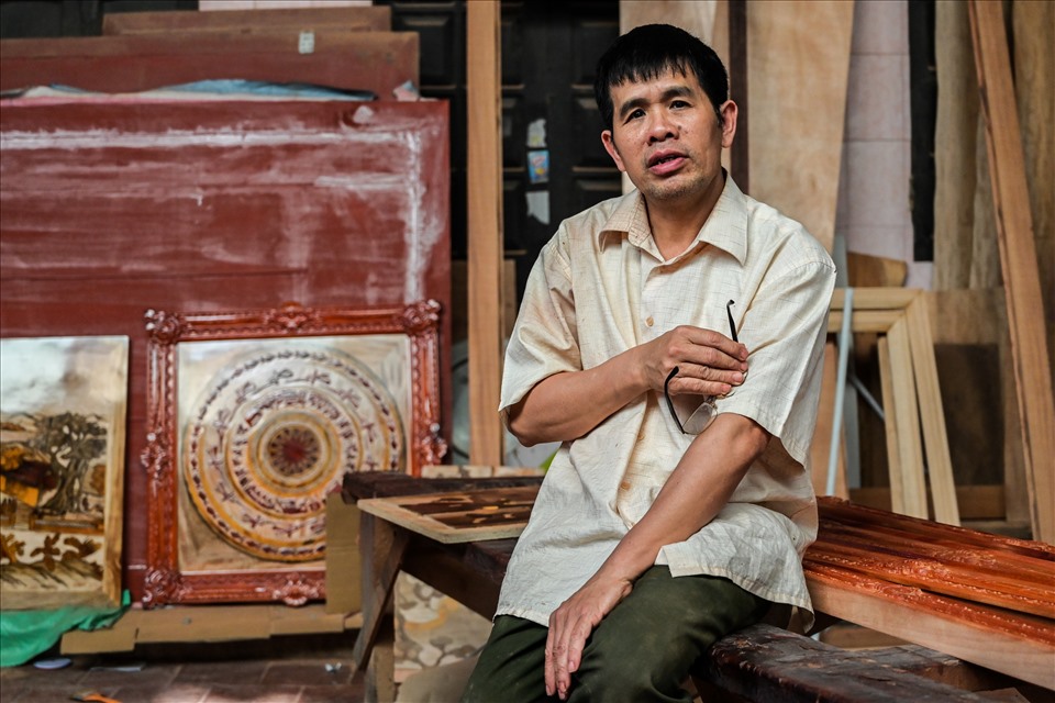 Nghệ nhân Ưu tú Nguyễn Văn Hùng, người thổi hồn cho tranh ghép gỗ làng Chọi.