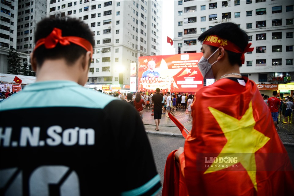 Theo ghi nhận, ngay từ đầu giờ chiều, người dân sống xung Quang khu vực khu đô thị Linh Đàm đổ về đây chuẩn bị đón xem trận “đại chiến” đáng mong đợi giữa U23 Việt Nam và U23 Thái Lan.