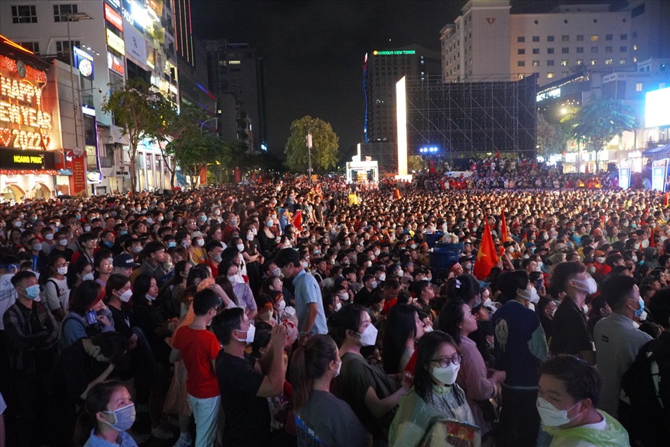 Tối 22.5, hàng nghìn người tập trung về phố đi bộ Nguyễn Huệ (quận 1, TP.HCM) để theo dõi U-23 Việt Nam đối đầu với U-23 Malaysia tại bán kết bóng đá nam SEA Games 31.