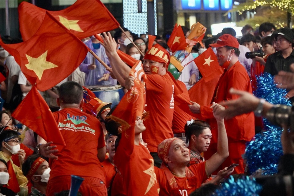 Nhiều cổ động viên (CĐV) mang cả thùng đựng nước, chậu nhôm, xoong chảo để gõ, ăn mừng bàn thắng của đội tuyển Việt Nam, tạo không khí hoạt náo, vui mừng khắp nơi.