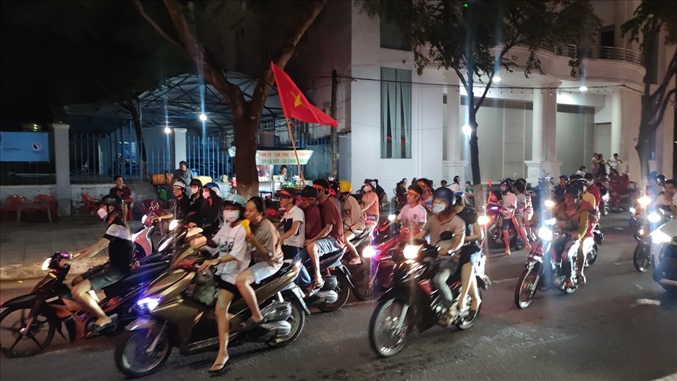 Hình ảnh người dân Quảng Nam xuống đường ăn mừng. Ảnh: XH