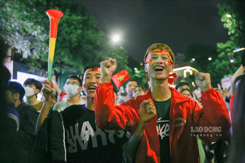 Khoảnh khắc ăn mừng chiến thắng của CĐV tại quảng trường Đông Kinh Nghĩa Thục (Hoàn Kiếm, Hà Nội). Ảnh: Tô Thế