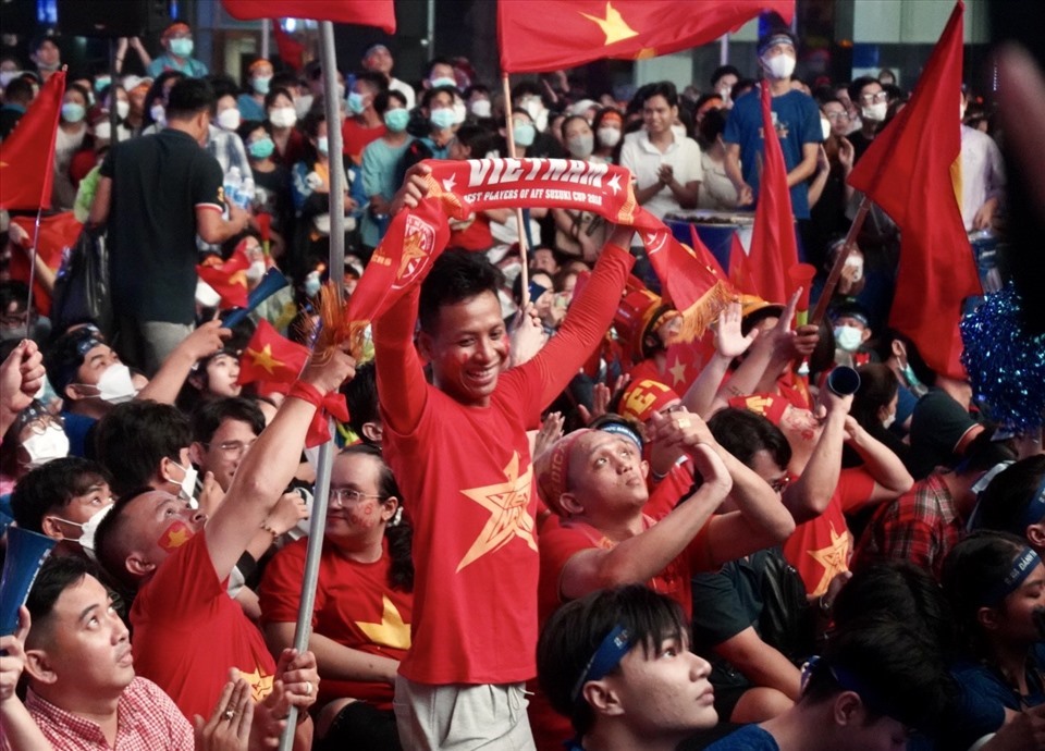 Nhiều cổ động viên (CĐV) mang cả thùng đựng nước, chậu nhôm, xoong chảo để gõ, ăn mừng bàn thắng của đội tuyển Việt Nam, tạo không khí hoạt náo, vui mừng khắp nơi.