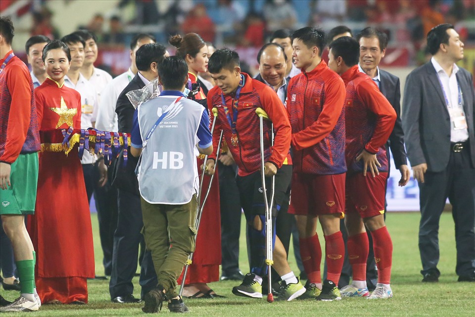 Sau trận, Lê Văn Xuân được các đồng đội hỗ trợ trong quá trình di chuyển và nhận huy chương. Số 2 của U23 Việt Nam cũng góp công không nhỏ trong chiến tích này của U23 Việt Nam khi anh duy trì phong độ ổn định trong suốt vòng bả cho đến khi dính chấn thương trong trận bán kết.
