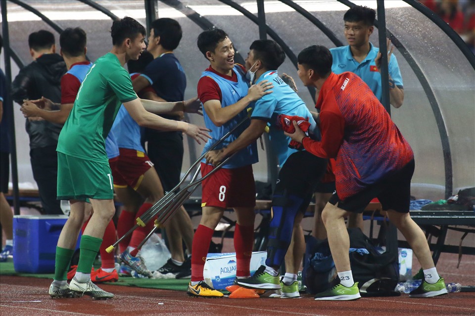 Hậu vệ Lê Văn Xuân, người dính chấn thương dây chằng trong trận bán kết với U23 Malaysia cũng có mặt ở sân Mỹ Đình cổ vũ các đồng đôi. Văn Xuân di chuyển khó khăn khi phải chống nạn và cần tới sự hỗ trợ của các đồng đội.