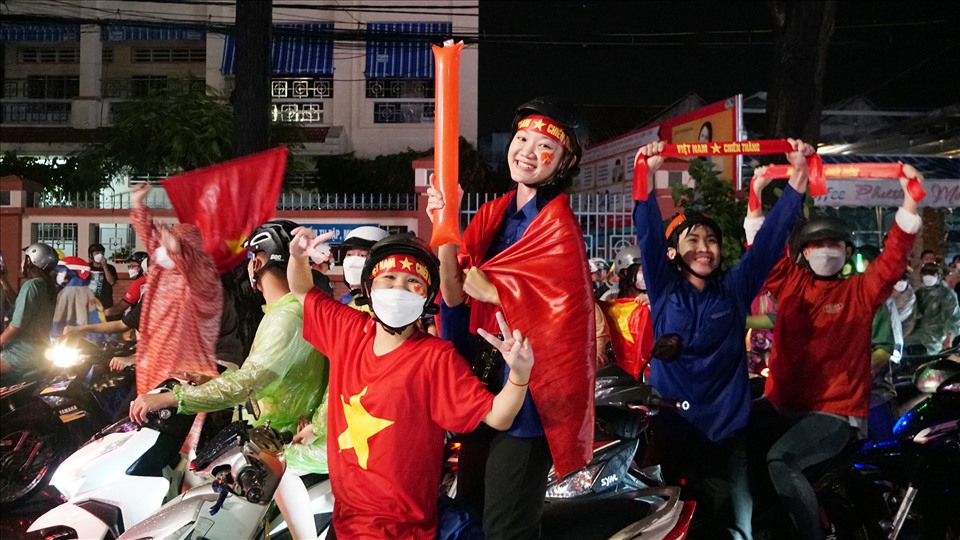 Mật độ người và phương tiện tham gia giao thông trước và sau trận chung kết bóng đá nam SEA Games 31 tại Cần Thơ tăng cao, đặc biệt là khi đội tuyển U23 Việt Nam giành thắng lợi. Từng đoàn người nối đuôi nhau, trên tay cầm cờ đỏ sao vàng cùng các loa kèn hò hét reo mừng trong niềm vui chiến thắng.