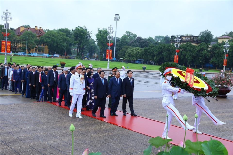 Trước giờ khai mạc kỳ họp, lãnh đạo Đảng, Nhà nước, Mặt trận Tổ quốc Việt Nam, các đại biểu Quốc hội đặt vòng hoa, vào Lăng viếng Chủ tịch Hồ Chí Minh.