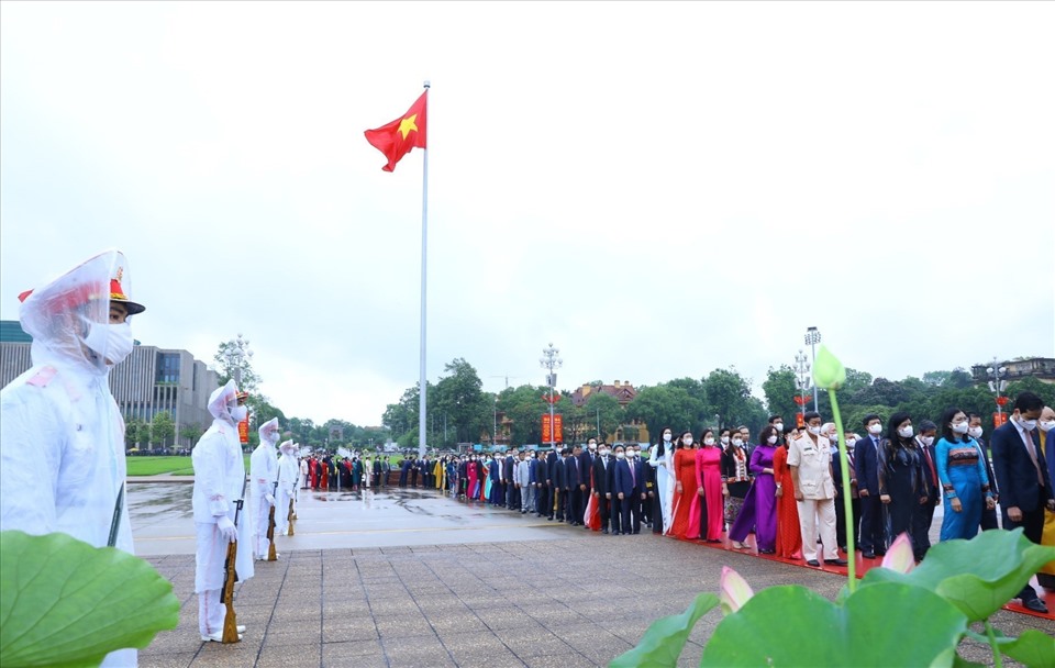 Lãnh đạo Đảng, Nhà nước và các đại biểu Quốc hội tưởng niệm Chủ tịch Hồ Chí Minh.