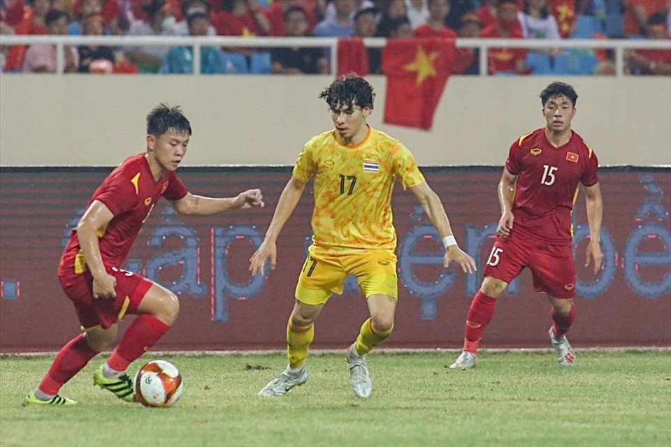Với sự nguy hiểm của mình, Benjamin Davis được các hậu vệ bên phía U23 Việt Nam “chăm sóc” rất kỹ.